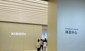 原创 
            小米汽车败诉后：雷军左手换公关，右手增持