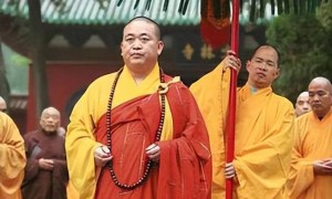 释永信和易中天同框，奉承他是大菩萨，易大师回应一个举动一句话