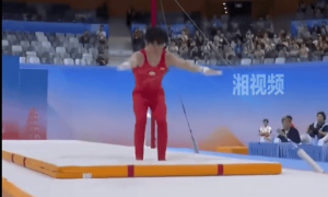 张博恒单杠失误瞬间一裁判鼓掌大笑遭质疑，官方回应：涉事裁判员终止比赛执裁资格